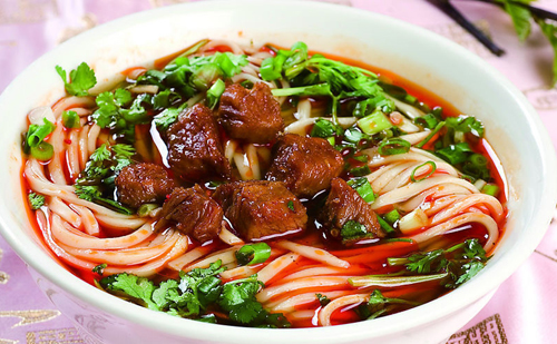 成都美食小吃擔(dān)擔(dān)面，鹵汁酥香，咸鮮微辣