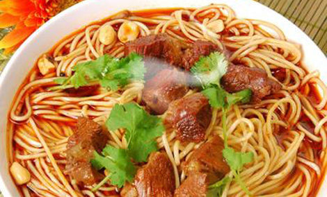 成都美食小吃擔(dān)擔(dān)面，鹵汁酥香，咸鮮微辣