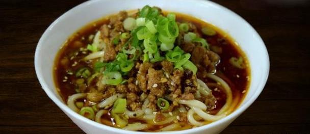 成都美食小吃擔(dān)擔(dān)面，鹵汁酥香，咸鮮微辣